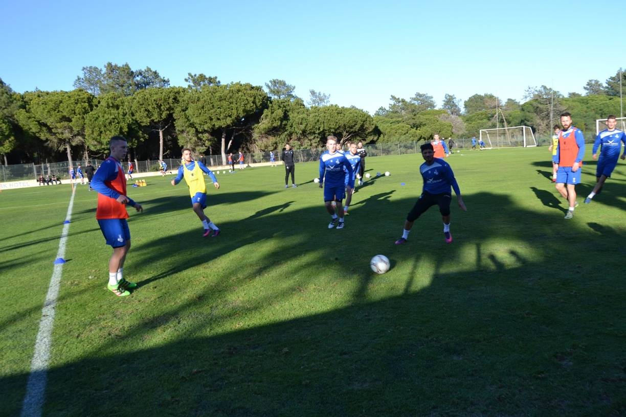  Maximilian Dick und Lukas Daschner mittendrin. Die A-Jugendlichen dürfen in Portugal bei den Profis des MSV Duisburg reinschnuppern. Und sie machen ihre Sache gut, wie Baris Özbek &amp; Co. hier feststellen. 