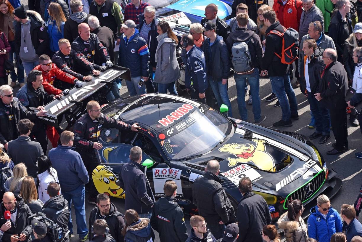 Der Haribo-Mercedes wird in die Startaufstellung geschoben.