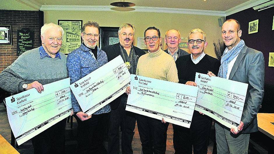 Bei der Spendenübergabe (v.l.): Hans Tüffers (Naturschutzhof), Christoph Goltz (Billardfreunde Lobberich), Helmut Schatten, Manfred Steves (Bundesspielmannszug Hinsbeck), Rudi Wilmen, Peter Gruhl und Stephan Seidel (beide Löwenkinder e.V.).