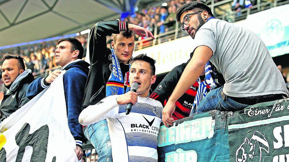  Gezeichnet vom harten Spiel, aber rundum glücklich: Fabian Schnellhardt feiert den Sieg gegen Münster in der Kurve. 