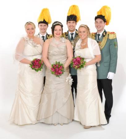  Das Königshaus mit (von links): Ministerpaar Nadine und Andreas Theis, Königspaar Maike und Michael Theis, Ministerpaar Birgit und Thomas Heyer. 