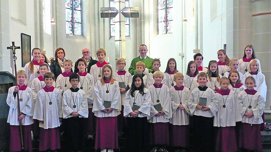 Da sind die Osterather stolz: 23 neue Messdienerinnen und Messdiener in ihren Dienst am Altar eingeführt. Insgesamt zählt die Pfarre nun 117 aktive Jugendliche.