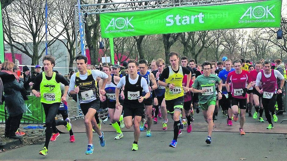 Die schnellsten Läufer von insgesamt 4295 Startern machen sich bei besten Bedingungen auf den Weg.