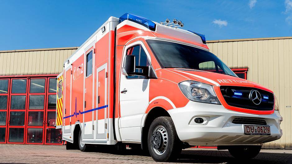  180 PS und mit modernster Medizintechnik ausgestattet. Der neue Rettungswagen der Werkfeuer von thyssenkrupp in Duisburg. Zur Ausstattung gehören auch Infrarotmessgeräte, die im Schnelltest Vergiftungen erkennen können. 