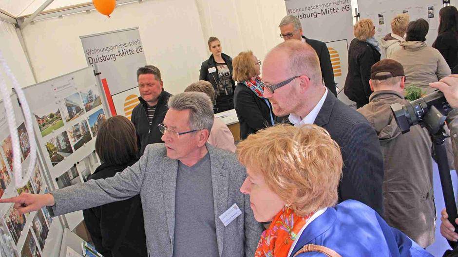 Nicht nur der Oberbürgermeister schätzt die Wohnungsbörse als guten Informationsplatz rund ums Wohnen: Viele Bürger haben hier in den letzten Jahren ihre Wohnung gefunden.