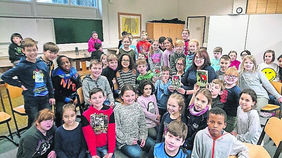 Mit vielen Fragen löcherten die Grundschulkinder die Kinderbuchautorin Felizitas Montforts.