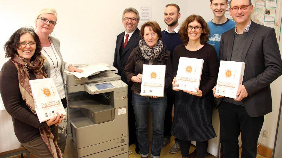 Freuen sich über das Engagement für die Umwelt: Sylvie Sterz (Leiterin Grundschule Hülsdonk), Silke Röhling (Leiterin Waldschule), Hans van Stephoudt (Leiter Gymnasium Adolfinum), Ute Kampow (Leiterin Eichendorffschule), Klimamanager Giovanni Rumolo, Gudrun Kanacher (stellvertretende Leiterin Gymnasium in den Filder Benden), Schüler Yannick Jakubowski und Klaus Pelzer (ecoteam NRW). (v.l.)
