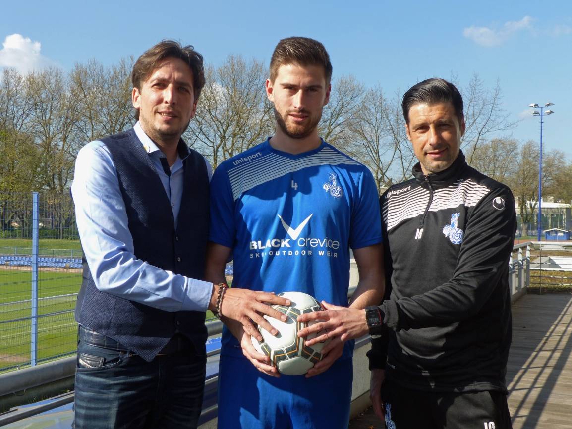 Sportdirektor Ivo Grlic, Dustin Bomheuer und Trainer Ilia Gruev freuen sich über die Vertragsverlängerung.