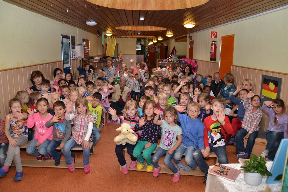  Tolle Stimmung an der Swakopmunder Straße in Buchholz. Zur Spendenübergabe gab es Lieder, Stoffschafe und viel Applaus. 