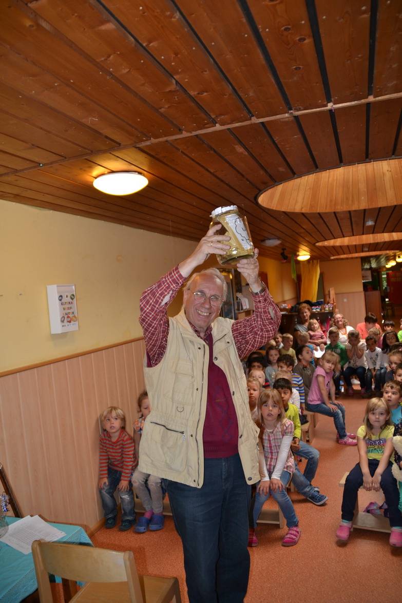  „Mit kleinen Dingen Großes bewirken!“ Dieser Spruch ziert nicht nur eine Wand im Kindergarten, sondern wurde auch mit der Sammelaktion für die Schafe in die Tat umgesetzt. 