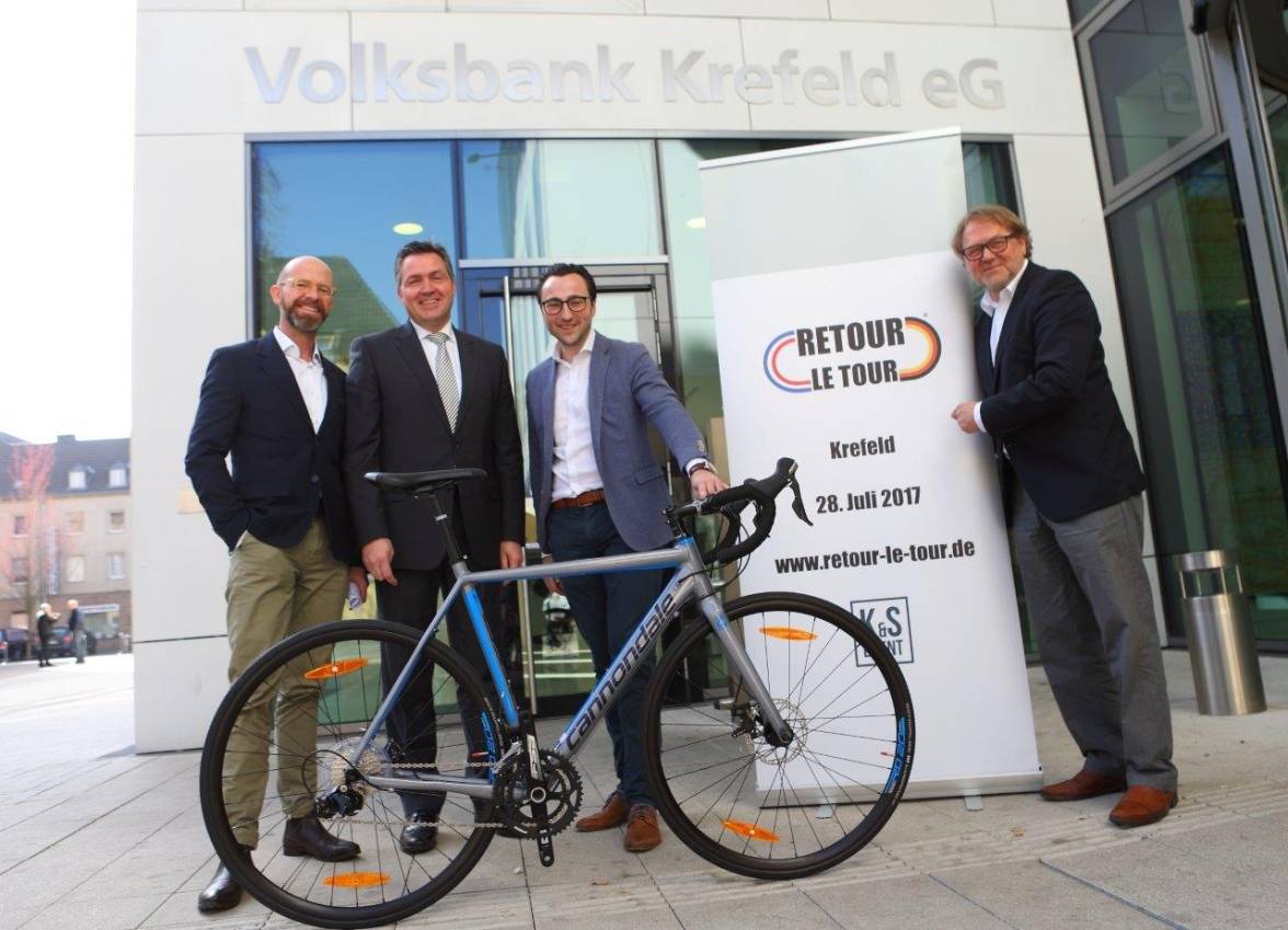 Stellten die ersten Pläne für „Retour le Tour“ vor (von links): Uli Cloos (Leiter des Fachbereichs Stadtmarketing), Christian Davids (Marketing Volksbank Krefeld) sowie die beiden Organisatoren Tobias Stümges und Christian Kölker.