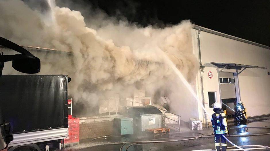 Von Freitagabend bis Sonntagmorgen ist eine Lagerhalle des Delikatessenhändlers Bos Food in Büderich abgebrannt. Verletzt wurde dabei glücklicherweise niemand.