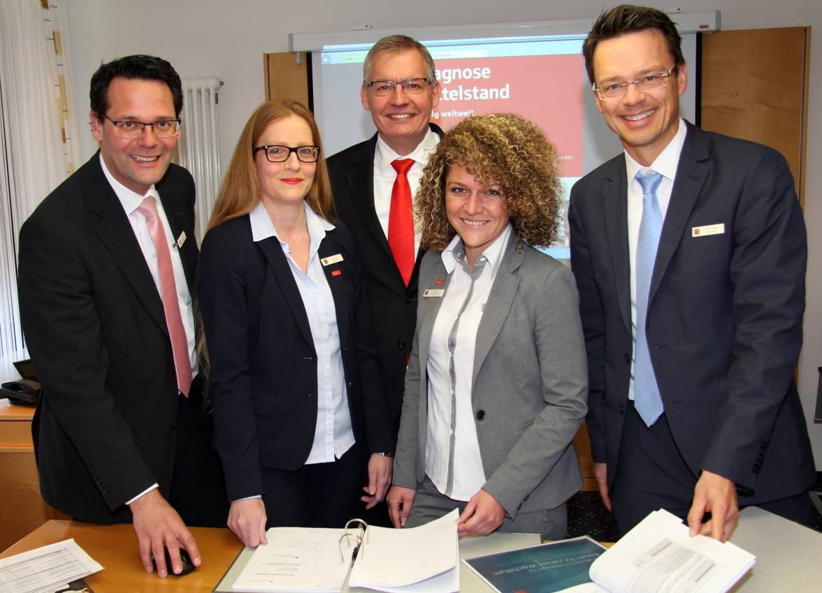  Laut Diagnose Mittelstand 2017 der deutschen Sparkassen blicken Unternehmen positiv in die Zukunft und investieren stark in die Digitalisierung. Kreditvorstand Bernd Zibell von der Sparkasse am Niederrhein (Mitte), hier mit den Firmenkundenberatern Jochen Taczkowski, Kerstin Gatzlaff, Alma Karajkovic und Thorsten Nossack, bestätigt diesen Trend. Die komplette Diagnose Mittelstand 2017 gibt es als PDF unter: www.sparkasse-am-niederrhein.de.  