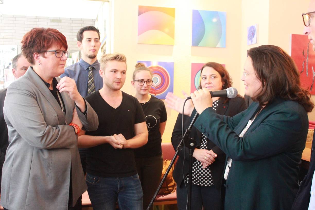  Offene Gesprächsrunde: Arbeits- und Sozialministerin Andrea Nahles (r.) beantwortet die Fragen der Jugendvertreter aus den Betrieben und Gewerkschaften. Die Krefelder SPD-Kandidatinnen für den Bundestag, Elke Buttkereit (l.) und Nicole Specker (2.v.r.), moderieren die Diskussion 