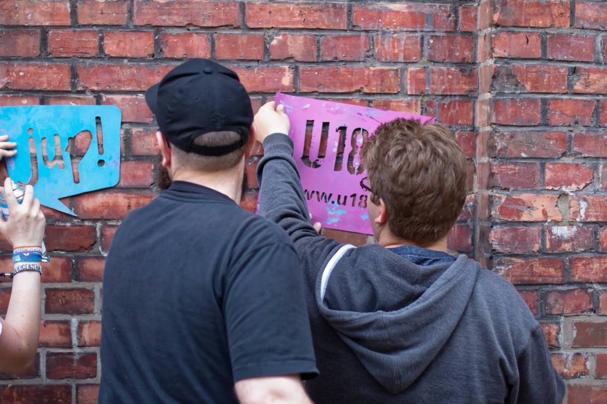 Neun Tage vor der Bundestagswahl dürfen Kinder und Jugendliche ihre Stimme abgeben. Die zählt zwar nicht offiziell, dennoch findet die U-18-Wahl bundesweit immer mehr Resonanz.