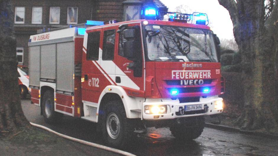  65 Helfer waren im Einsatz, um den Brand in Huckingen zu bekämpfen. Archiv 