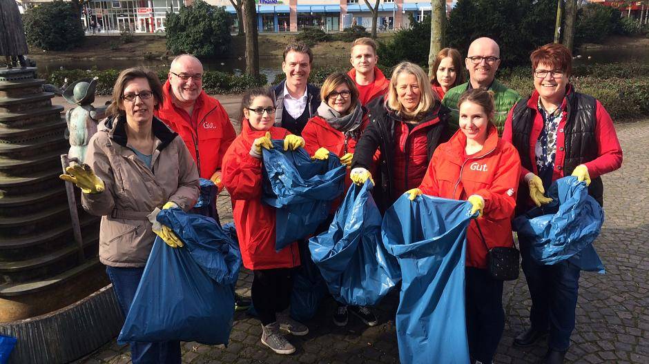 Der elfte Abfallsammeltag am vergangenen Samstag war wieder ein voller Erfolg. Bei strahlendem Sonnenschein haben in Moers und Neukirchen-Vluyn rund 1500 Freiwillige mit angepackt. Auch Bürgermeister Christoph Fleischhauer, ENNI-Vorstand Lutz Hormes und Vertreter der Sparkasse am Niederrhein packten mit an.