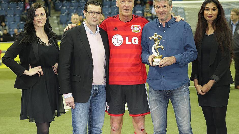 Feinbier und Funkel bekommen den Preis des bsten Spielers von Veith Winkels,...