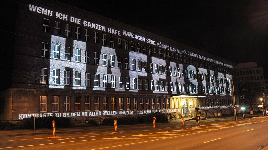  Die Lichtprojektion auf dem Tausendfensterhaus als Eingangstor zu Ruhrort zählte zu den eindrucksvollsten Kunstprojekten der Akzente. Die Hamburger Künstlerin Sigrid Sandmann überlegt, ihren Zweitwohnsitz in den Hafenstadtteil zu verlegen ... 