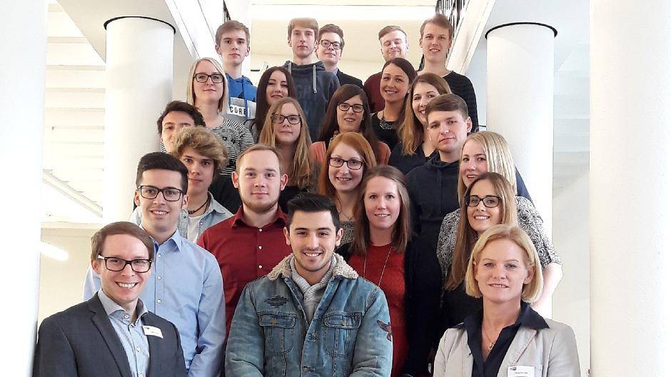 Die neuen Weiterbildungsstipendiaten der Niederrheinischen IHK.