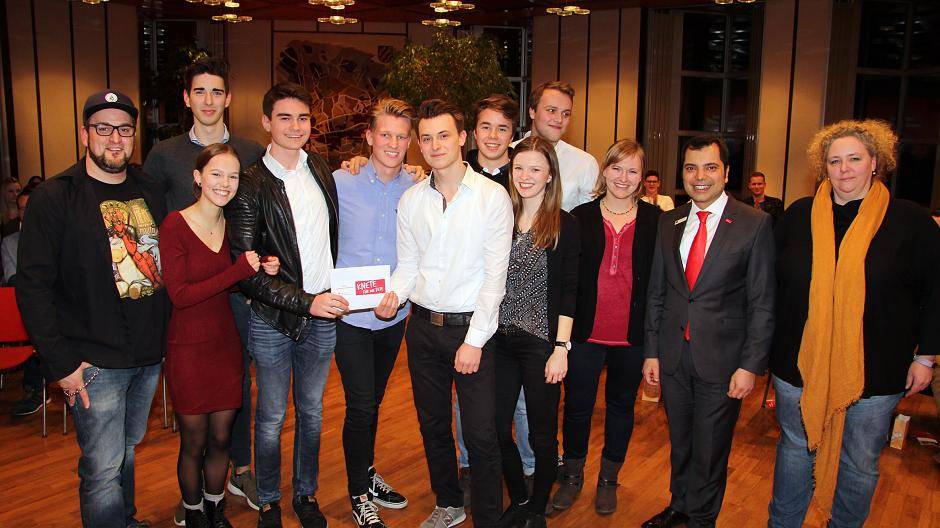 Über Knete für die Fete freuten sich die erstplatzierten Schüler des Adolfinums...