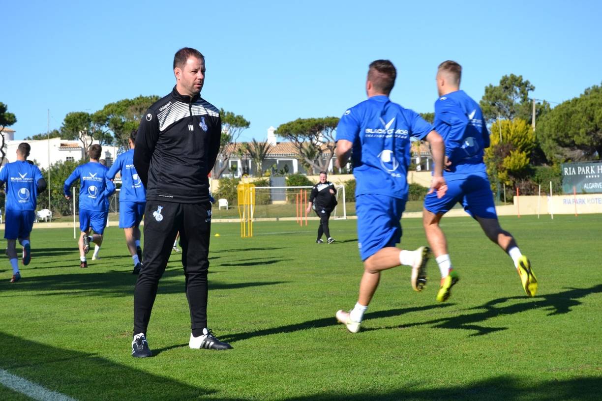  Yontcho Arsov schaut auch in Portugal ganz genau hin, was seine Spieler, hier Nico Klotz und Fabio Leutenecker, beim Training machen. 