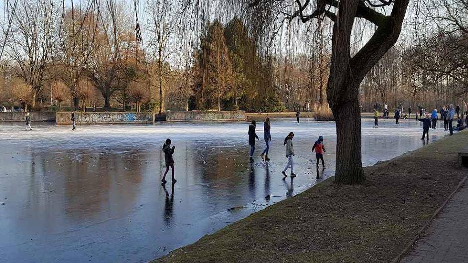 Am Wochenende wurde der See im Freizeitpark intensiv von Bürgern genutzt, obwohl an manchen Stellen das Eis schon gebrochen war.