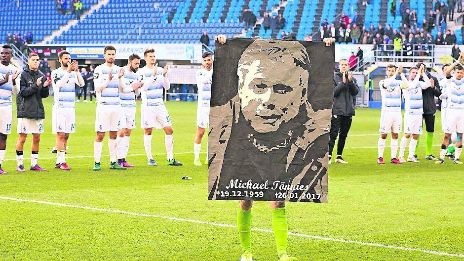  Nach dem Abpfiff marschierten Mark Flekken und seine Zebras noch mit dem Tönnies-Bild in Richtung Fans 