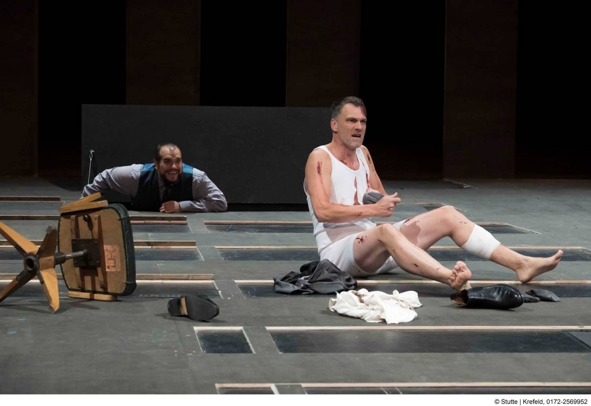 "Der zerbrochene Krug“: An Körper und Seele verletzt erwacht Dorfrichter Adam (Bruno Winzen) aus dem Schlaf. Schreiber Licht (Paul Steinbach) kann die Schadenfreude kaum zurückhalten