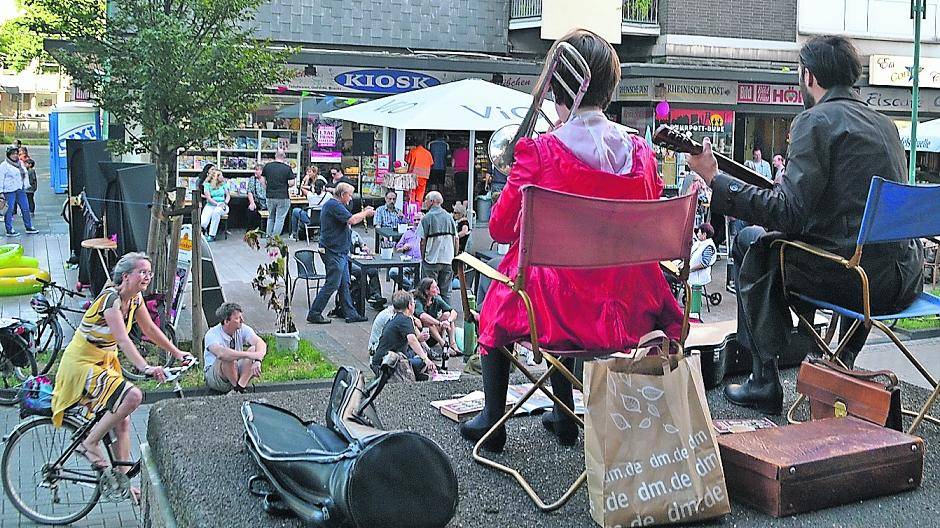 Vom Transformatorenhäuschen aus beswingen Maria Trautmann und Marlon Bösherz (Botticelli Baby) die Besucher von Rosi’s Stübchen.