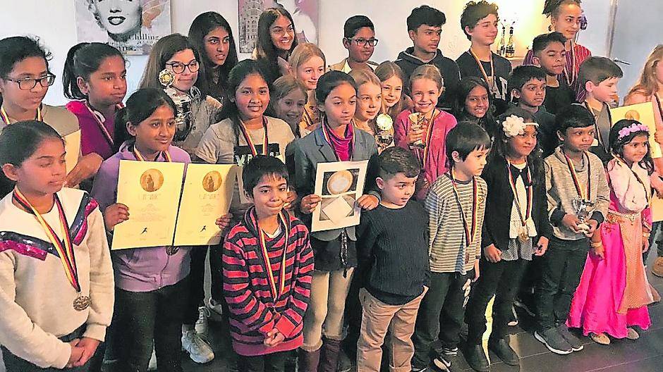  Bei der Ehrung für junge Meerbuscher standen diesmal sichtbar tamilische Kinder im Vordergrund. Stolz waren sie natürlich alle. 