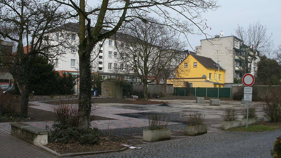 Es tut sich was auf dem Schulhof der ehemaligen Geestschule in Friemersheim. Ein barrierefreier Gehweg samt Rampe wurde jüngst gepflastert. Die Restfläche soll bis zum Sommer begehbar gestaltet werden. Dann soll es ein Einweihungsfest für den „neuen“ Platz geben.