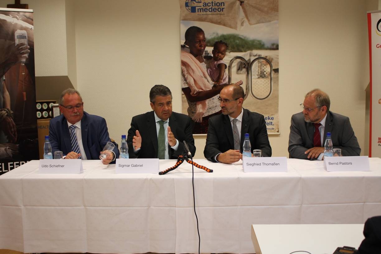 Sigmar Gabriel informiert sich über action medeor