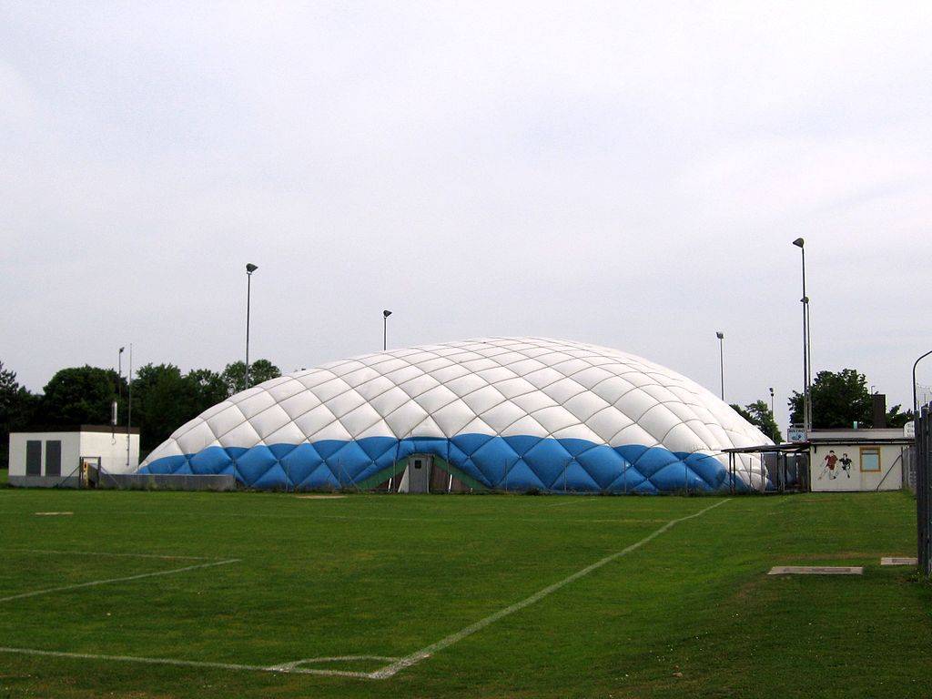 So könnten die Traglufthallen für die Flüchtlinge aussehen.