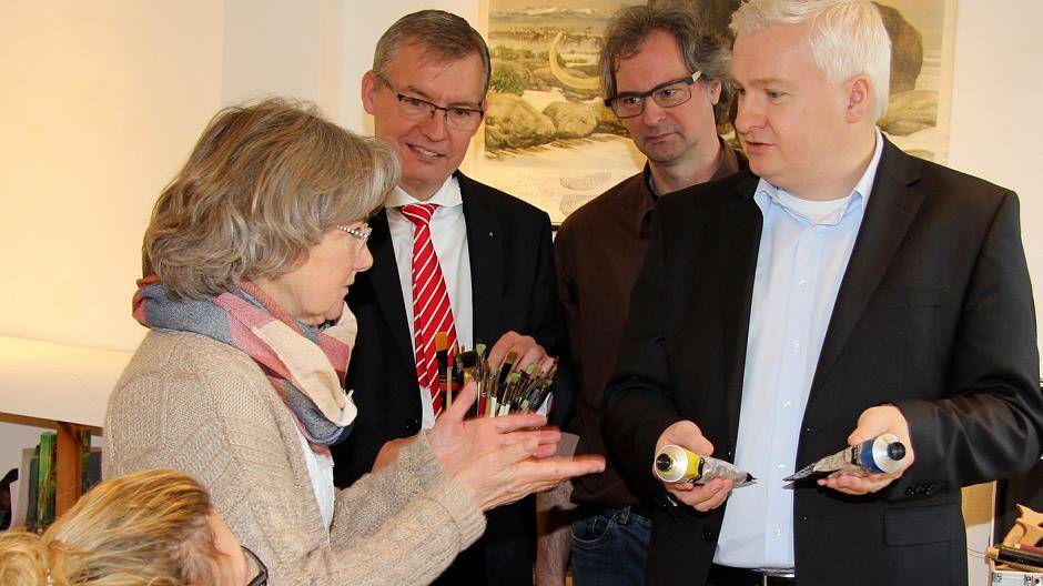  Katharina Berndt, Gabriele Berndt-Bathen, Bernd Zibell, Gerrit Klein und Markus Nacke an einem Arbeitsplatz in der Kunstschule. Die Sparkassen-Kulturstiftung fördert jetzt auch deren Worksshops für Kids aus der Kinderheimat. 
