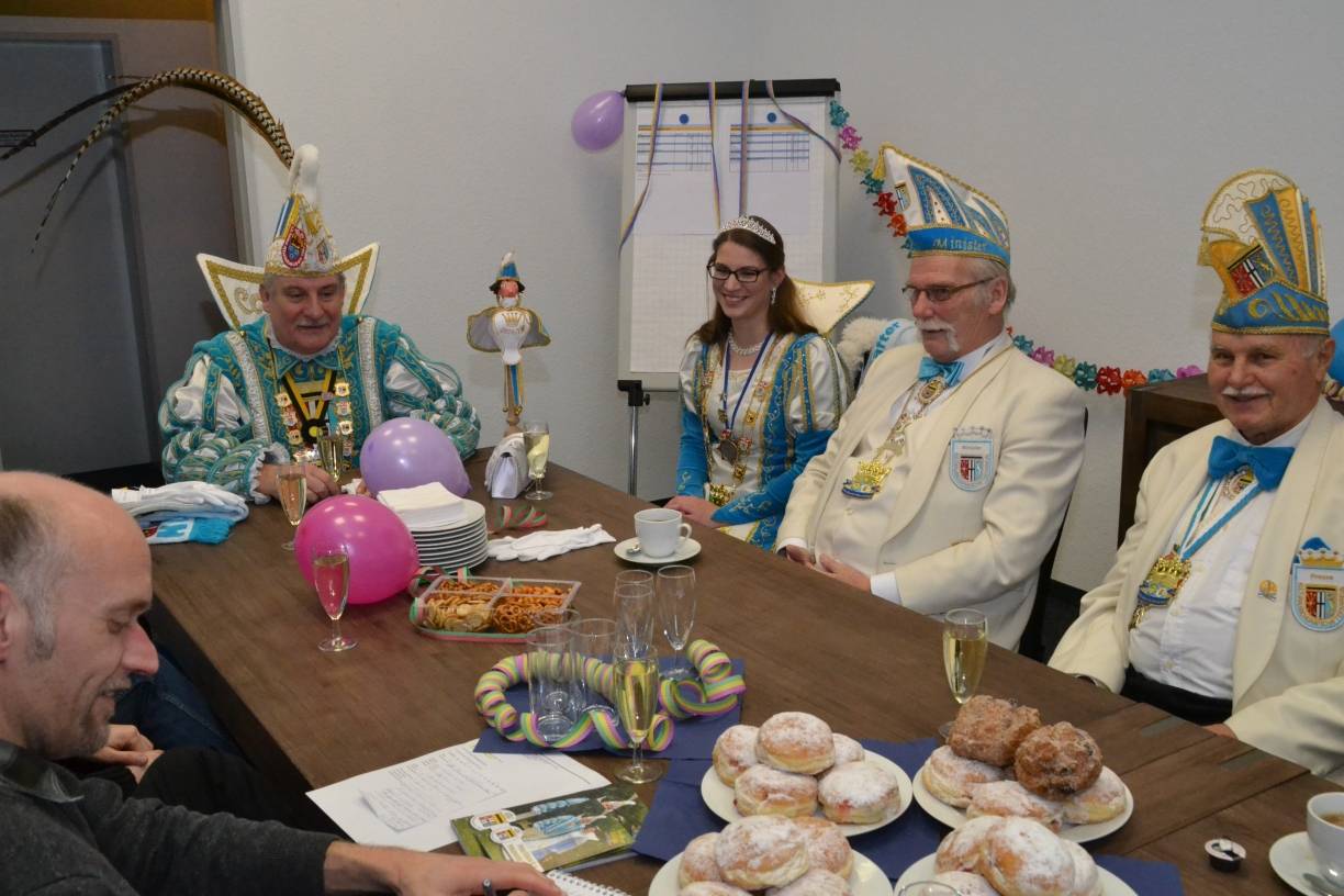 ... ein erster Lacher lockert die Atmosphäre.