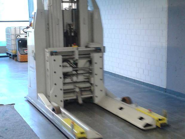 Im Papierlager übernehmen Roboter den Transport der großen...