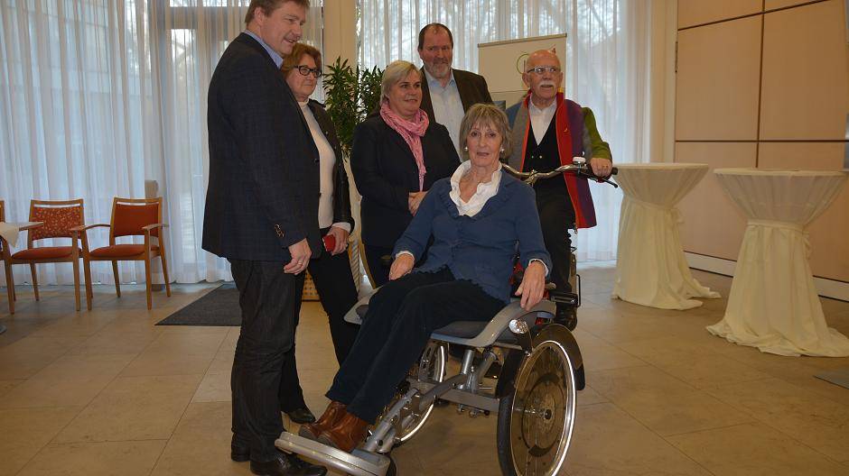  Lotte Gertges und Dieter Siegel testen schon mal das Rollstuhlfahrrad. Dirk Grotstollen, Marianne Wolf-Kröger, Petra Schnüll und Heiner Heseding (v.l.) schauen zu und freuen sich mit über das tolle Spendenergebnis. 