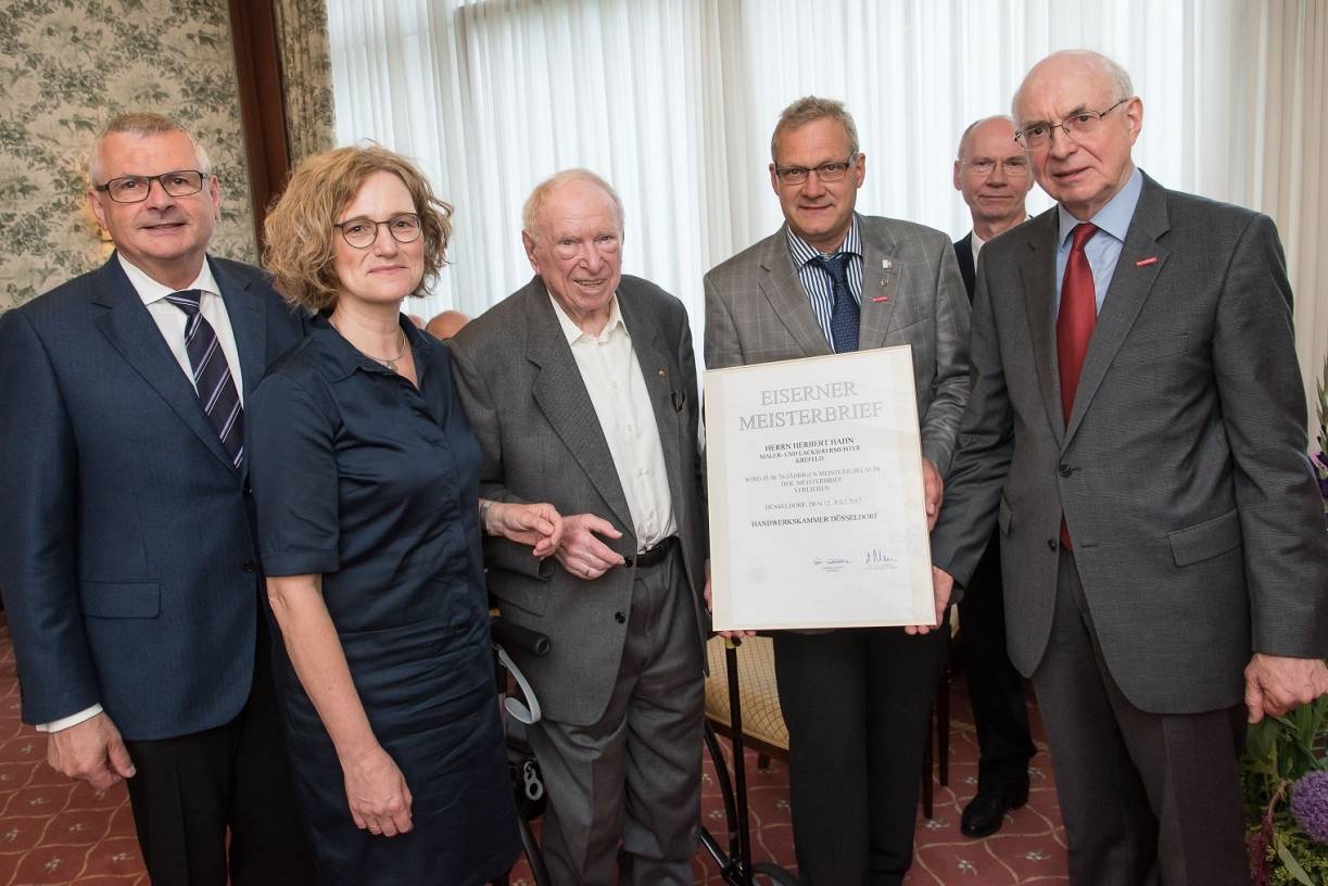 Seit 70 Jahren ist Herbert Hahn Malermeister. Er wurde mit dem Eisernen Meisterbrief ausgezeichnet. Auf dem Foto von rechts: Dr. Thomas Köster (ehemaliger Hauptgeschäftsführer der Handwerkskammer Düsseldorf), Helmut Hahn (Sohn des Jubilars), Obermeister Ingo Pawlowski, Herbert Hahn, Ratsfrau Anke Drießen-Seeger und Kreishandwerksmeister Rolf Meurer.
