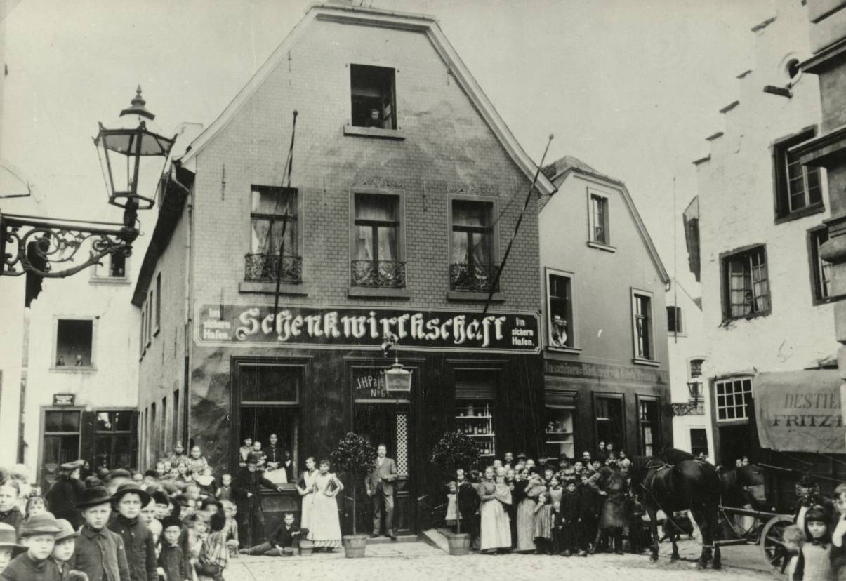 Einen "sicheren Hafen" verspricht diese Schankwirtschaft aus der Ruhrorter Altstadt ihren Gästen. Sichere Häfen sind selten geworden heutzutage, auch das ein "Subtext" der "Hafen-Akzente".
