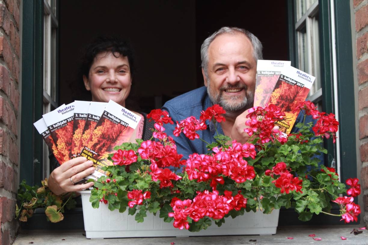  Blick aus dem Fenster: Anuschka und Peter Gutowski begleiten in ihrem Kleinkunsttheater an der alten Brotfabrik hinter dem Hauptbahnhof kritisch und engagiert das gesellschaftliche Geschehen.Foto: Müller  