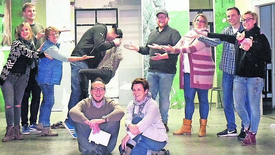  Das sind die Schauspieler des diesjährigen Stücks. Auf dem Boden sitzen die Spielleiter Thomas Mathen und Christa Wetzels. 