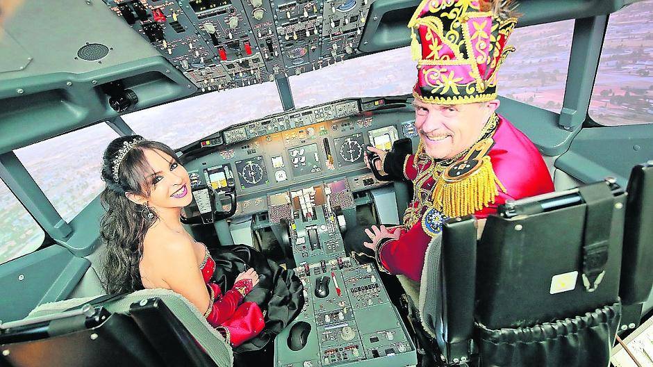 Prinzessin Susanne I. und Prinz Hans-Gerd I. im Flugsimulator.