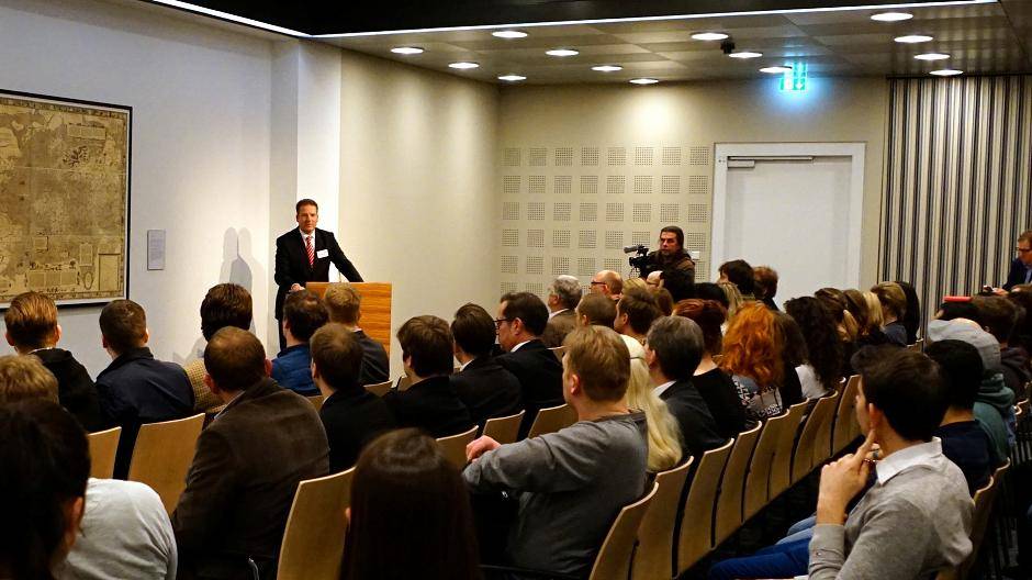  Helge Kipping, Vorstandsmitglied der Sparkasse Duisburg, begrüßte die Gäste des GRIID-Gründerstammtisches im Kuhlenwall Karree. 