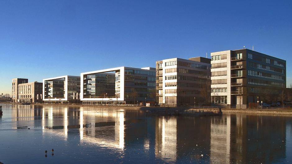  Der Innenhafen mit seinen Bürobauten zählt zu den Stellen in der Stadt, wo sich Büroflächen bester Qualität verdichten. Hier gab es im vergangenen Jahrzehnt die größten Ausweitungen an Büroflächen. 