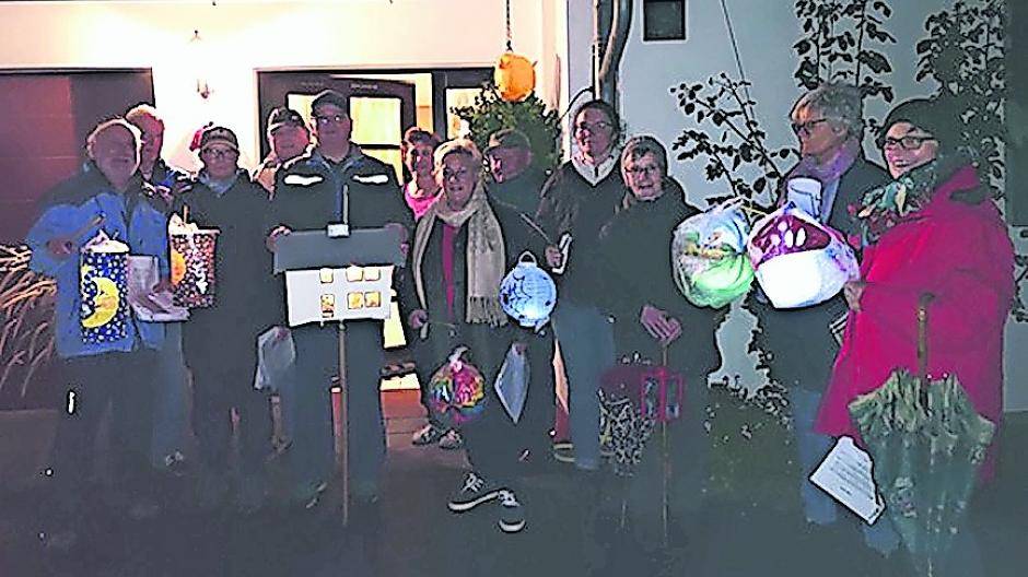  Siedlerinnen und Siedler der Siedlergemeinschaft Grüner Weg, Hoxdelle, Neustraße und Friedeberger Weg bei ihrem Einsatz. 