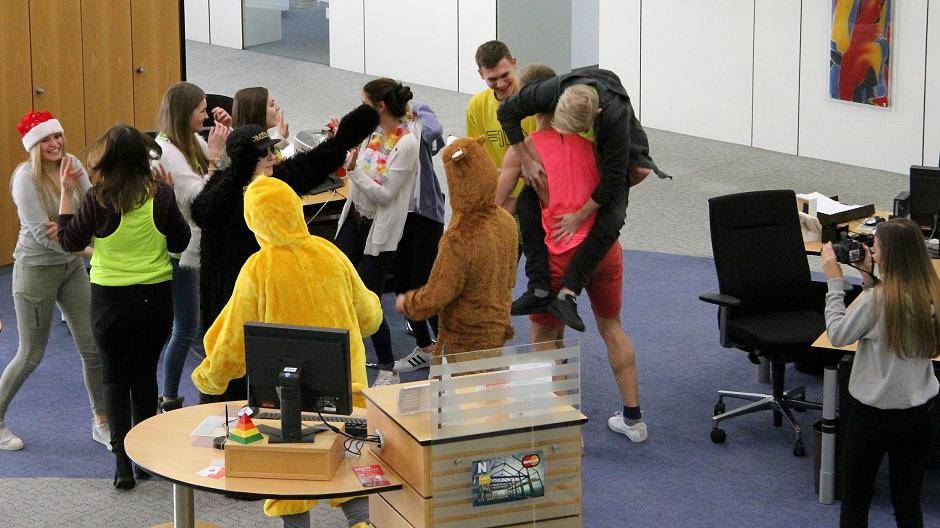 Die Gymnasiasten drehen ein Video für Knete für die Fete.