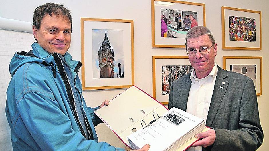 Fred Walt (Sprecher des Bauwagenplatzes) übergab einen Ordner mit Unterschriftenlisten für den Erhalt eines Wagenlatzes in Duisburg an Thomas Krützberg (Kulturdezernent der Stadt Duisburg) im Rathaus. Man ist wieder im Gespräch.