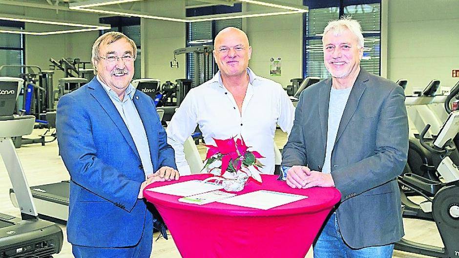 Bei der Eröffnung der OSC-Sportwelt Rheinhausen zugegen (vl): Manfred Osenger (Bürgermeister), Hubert Mieruch (Projektleiter) und Jürgen Keusemann (Vorsitzender OSC Rheinhausen).