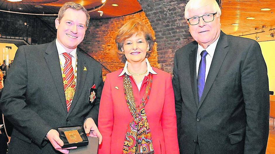 KG Heinzelmännchen-Präsident David Burkhardt (l.), Bürgermeisterin Angelika Mielke-Westerlage und der Laudator, Dr. Lothar Beseler.